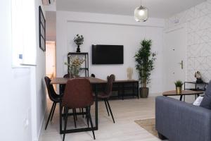 Televízia a/alebo spoločenská miestnosť v ubytovaní Cute Central Apartment