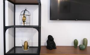 Televízia a/alebo spoločenská miestnosť v ubytovaní Cute Central Apartment