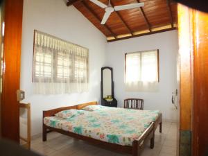 sypialnia z łóżkiem w pokoju w obiekcie Arogya Resort w mieście Ambalangoda