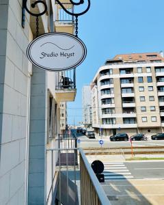 una señal para un estudio en el lateral de un edificio en Studio Heyst en Knokke-Heist