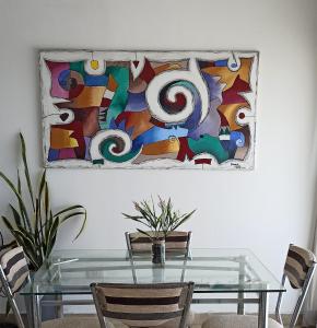 una mesa de comedor de cristal con una pintura en la pared en La Plata moderno apart en La Plata