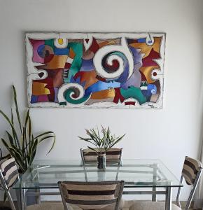 una mesa de comedor de cristal con una pintura en la pared en La Plata moderno apart, en La Plata