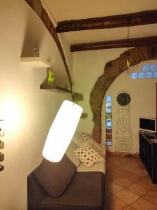 a living room with a couch and a lamp at Casa Traiano in Benevento
