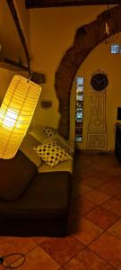 a living room with a couch and a lamp at Casa Traiano in Benevento
