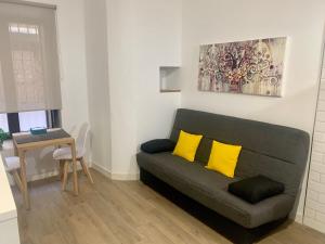 un soggiorno con divano e tavolo di Puerta de Caceres Apartamento 1 a Cáceres