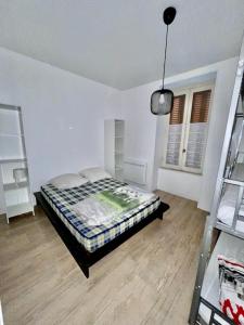 um quarto com uma cama num quarto branco em Résidence Les Pâquerettes N3 em Le Mont-Dore
