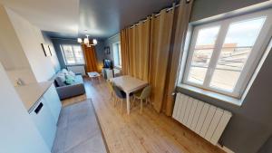 un salon avec une table et une fenêtre dans l'établissement Sainte-Lucie appartement 3 pièces NETFLIX, à Metz 20 autres photos