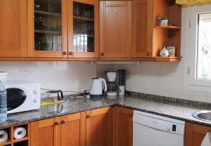 Kuchyňa alebo kuchynka v ubytovaní Villa Aquamarina 600 m vom Meer, Casa in Miami Platja, Ferienhaus mit Garten, WLAN, Garage, Terrasse, Grill