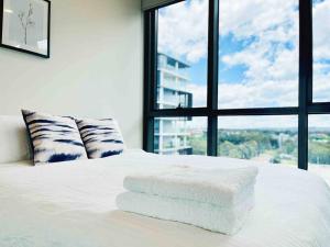 Postel nebo postele na pokoji v ubytování Macquarie Park high level 2bed 2bath with Study Gym & Pool