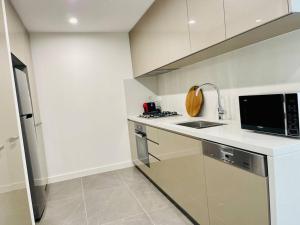 Kuchyň nebo kuchyňský kout v ubytování Macquarie Park high level 2bed 2bath with Study Gym & Pool