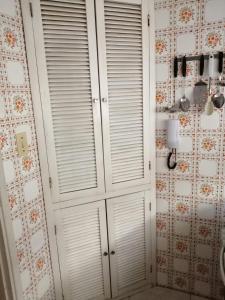 uma casa de banho com portas de armário brancas num quarto em Departamento en zona península em Punta del Este