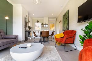 TV a/nebo společenská místnost v ubytování Alimama Spaces The Chelsea's Cote de Val