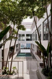 vista interna di un edificio con alberi in primo piano di Alila Bangsar Kuala Lumpur a Kuala Lumpur