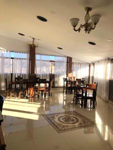 une salle à manger avec des tables et des chaises ainsi qu'un lustre dans l'établissement Casa Panorama B&B, à Cusco