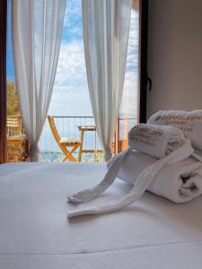 Sdraiati Apartments - Bed & Breakfast - Pollica في بولّيكا: غرفة نوم عليها سرير وفوط