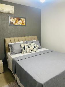1 dormitorio con 1 cama grande en una habitación en Pousada Amaral Búzios, en Búzios