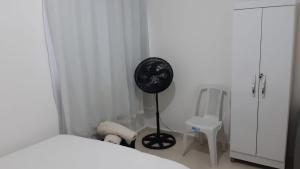 ein Schlafzimmer mit einem Bett und einem Ventilator in einem Zimmer in der Unterkunft Apartamento Maria Farinha in Maria Farinha