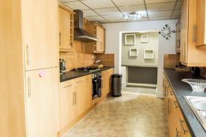 A kitchen or kitchenette at By NEC and Solihull - 4 Bedroom House with 7 Single Beds, Garden and large driveway for 5 cars