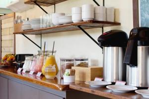 una encimera de cocina con platos y otros artículos. en Pousada Villa Embaú, en Guarda do Embaú