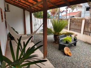 a hammock in the middle of a patio with plants at Casa de praia navegantes, próximo aeroporto in Navegantes