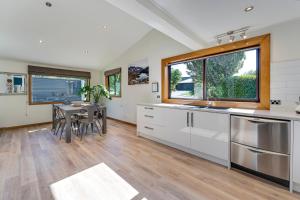 A kitchen or kitchenette at Remarkables View