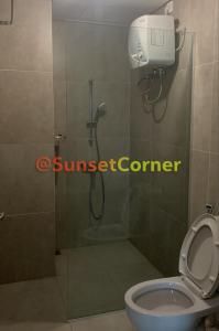 uma casa de banho com duche, WC e máquina fotográfica em Sunset Corner @Pollux Habibie em Batam Center