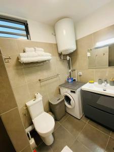 A bathroom at Tehautahi Cozy Lodge