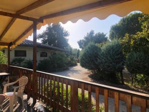 een balkon met uitzicht op een tuin bij Zona Rosa 5 Chalet mit Klimaanlage und Wlan in Viareggio