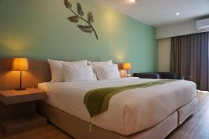 เตียงในห้องที่ Tamarind Garden Hotel - SHA Plus Certified