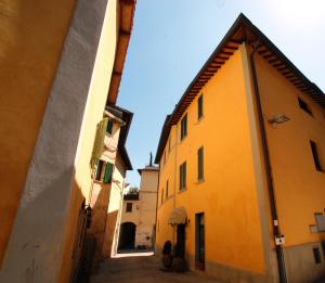 an alley in an italian town with two buildings at Albergo Umbria in Città di Castello