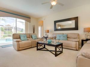 uma sala de estar com dois sofás e uma mesa em Pool Home * Large Master Bedroom em Davenport