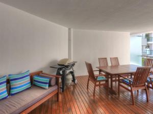 Posezení v ubytování Maggies Beachfront Apartment 11