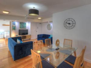 TV a/nebo společenská místnost v ubytování Maggies Beachfront Apartment 11