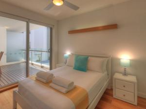 Postel nebo postele na pokoji v ubytování Maggies Beachfront Apartment 11 + 17 fotografií