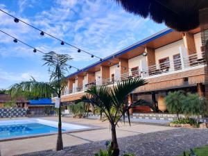 ein Resort mit einem Pool und einem Gebäude in der Unterkunft LaSersita Casitas and Water Spa Beach Resort by Cocotel 