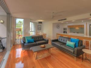 Horseshoe Bay的住宿－Maggies Beachfront Apartment 2，客厅配有两张沙发和一张桌子