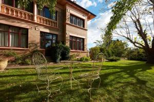 duas cadeiras sentadas na relva em frente a uma casa em Wenvoe - Historic retreat em Lithgow