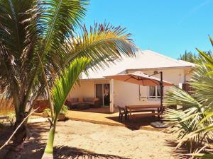 a house with a picnic table and an umbrella at Villa Sunset in La Saline les Bains