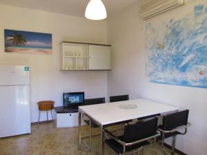 A television and/or entertainment centre at Lovely flat with garden and pool - Beahost