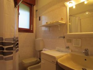 A bathroom at Lovely flat with garden and pool - Beahost