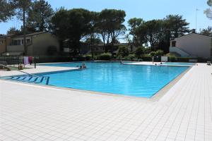 The swimming pool at or close to Lovely flat with garden and pool - Beahost