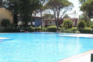 The swimming pool at or close to Lovely flat with garden and pool - Beahost