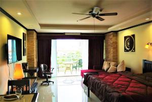 a living room with a couch and a table at View Talay 5 studio apartment - close to the beach in Pattaya South