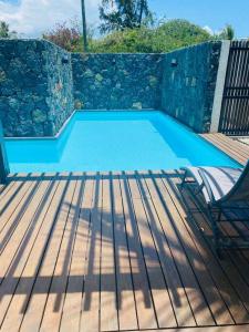 EUREKA-SUR-MER Stylish & Cosy Apartment, 100 mts from beach, pool tesisinde veya buraya yakın yüzme havuzu