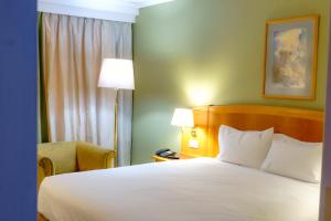 Voodi või voodid majutusasutuse Holiday Inn - Harare, an IHG Hotel toas