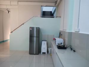 乔治市Color Mixed Home Hostel的一间带冰箱的厨房