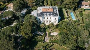 Bazén v ubytování Exclusive waterfront villa in Domaine Rocabella - French Riviera nebo v jeho okolí