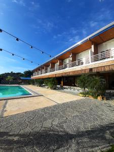 ein Gebäude mit einer Brücke über einen Pool in der Unterkunft LaSersita Casitas and Water Spa Beach Resort by Cocotel 
