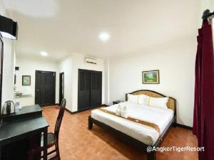 Postel nebo postele na pokoji v ubytování Angkor Tiger Resort