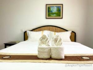 Postel nebo postele na pokoji v ubytování Angkor Tiger Resort